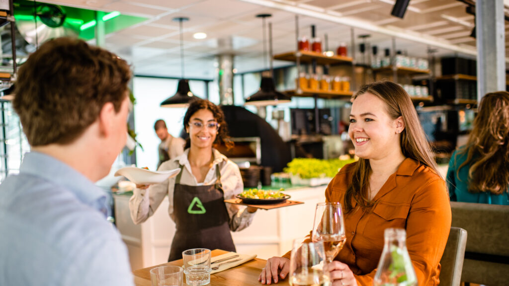 Personen aan tafel eten diner