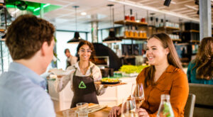 Personen aan tafel eten diner