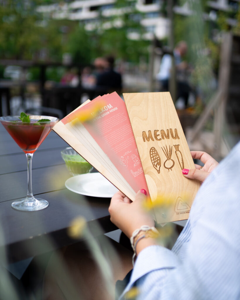Zomerse menukaart met een fris welkomstdrankje